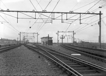 806690 Gezicht op de splitsing van de spoorlijnen naar Leeuwarden (links) en naar Groningen (rechts) te Meppel, met in ...